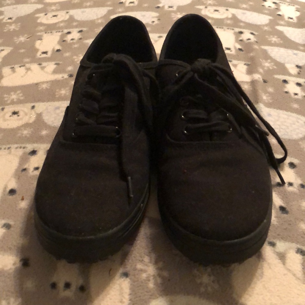 Comfortable, black, non slip shoes